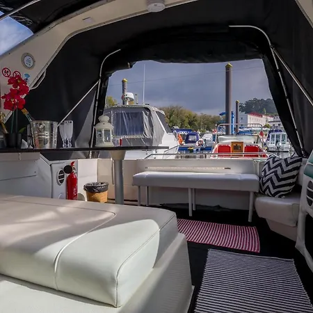 Sleepboat Yacht Úszó hotel