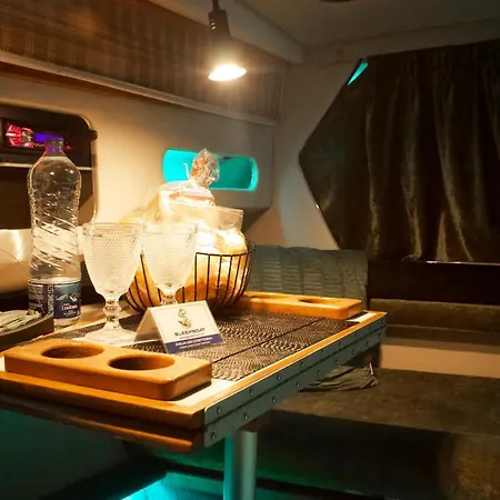 Úszó hotel Sleepboat Yacht Porto